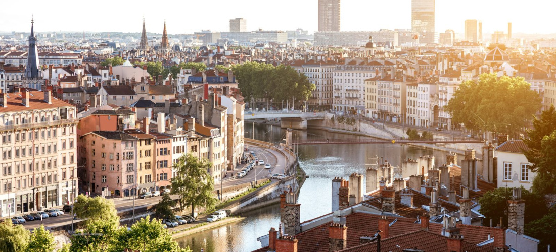 Comment protéger votre toiture des intempéries à Lyon ? 